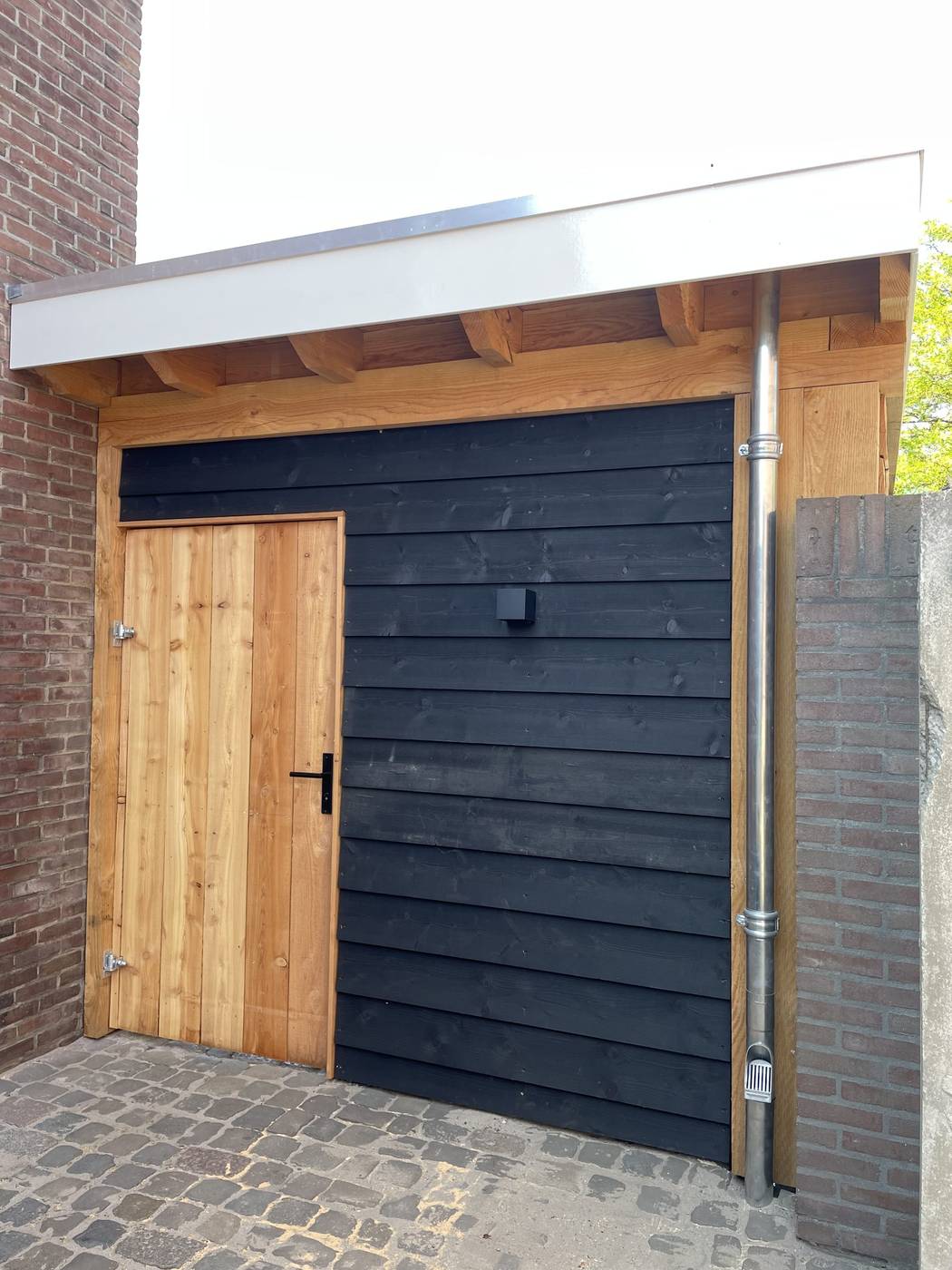 Buitenkamer met zithoek, tv en lichtstraat