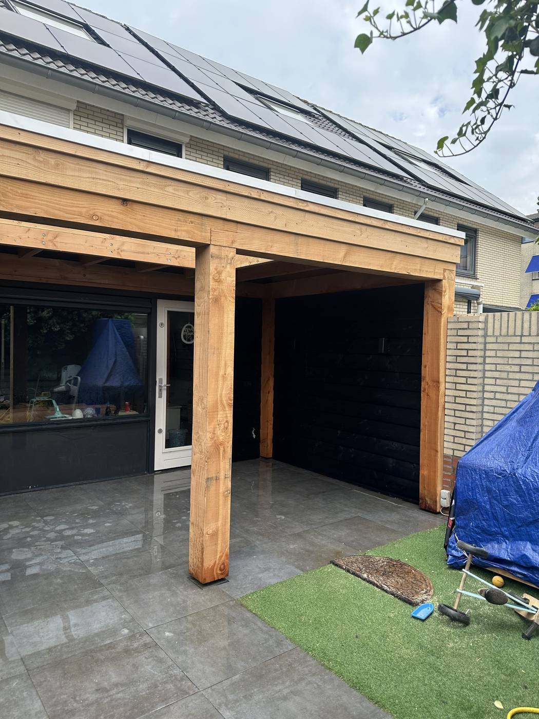 Aanbouw aan huis met lichtstraat en geïsoleerde wanden