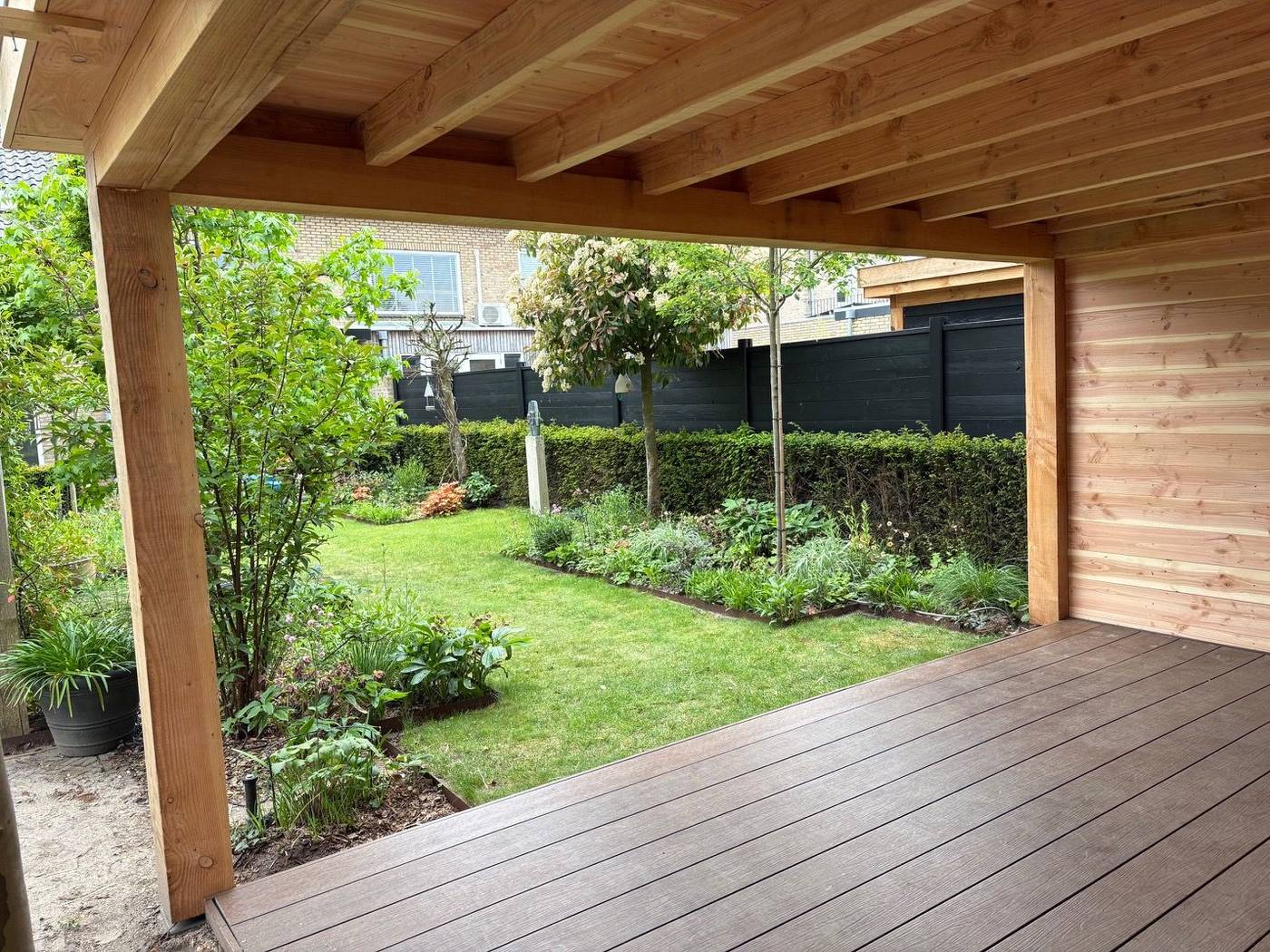 Strakke douglas overkapping in volle tuin - foto 4